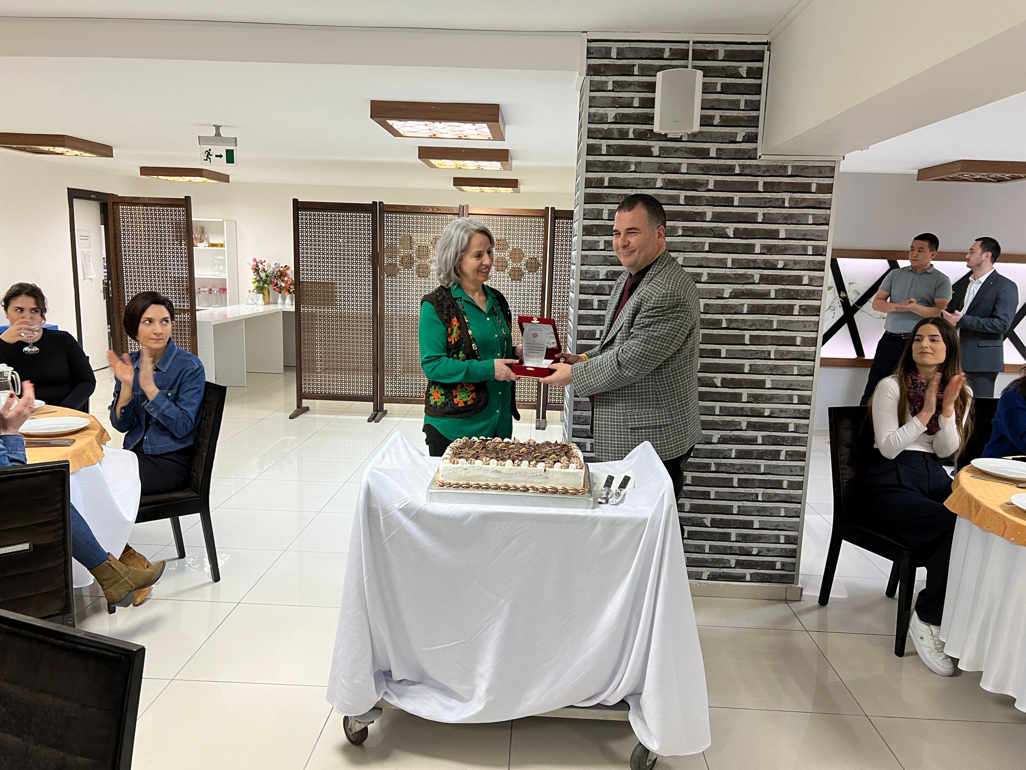 Plaket Takdimi